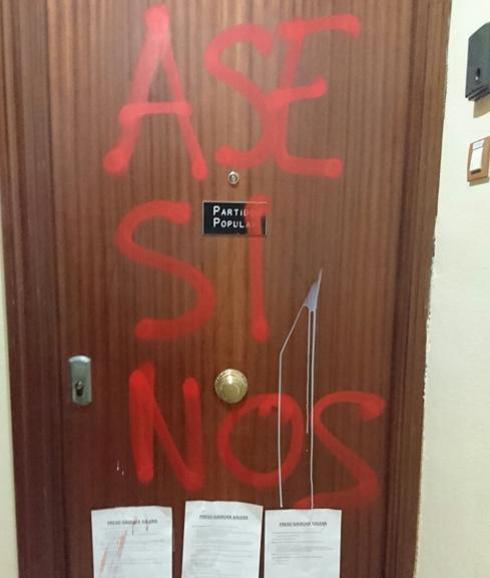 Pintadas en la puerta.