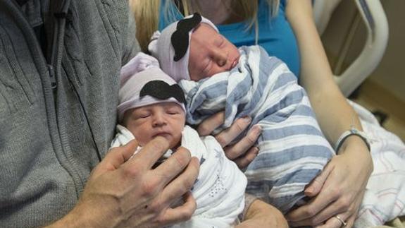 Nacen tres parejas de gemelos separados por el año nuevo en Estados Unidos