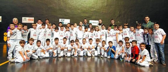 Barrus. Los jovencísimos valores de la pelota que tomaron parte en el tradicional campeonato de 'barrus', antes de la finales.
