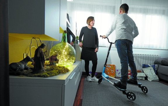 Un patinete fue el regalo de Reyes que pidió el chaval que Mila Mendizabal tiene en acogida en su casa de Mutriku.