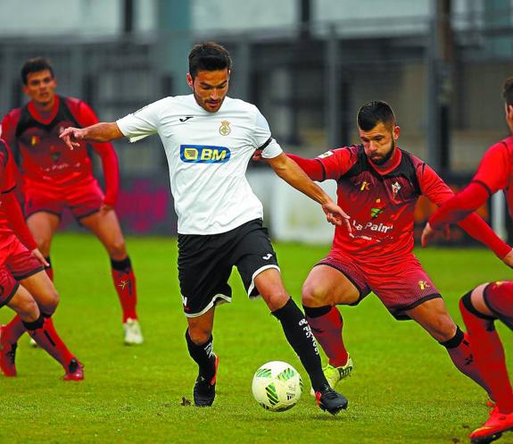 El nuevo jugador del Real Unión, el exrealista Dani Estrada, trata de salir de la presión de los jugadores del Mensajero, ayer en Gal.