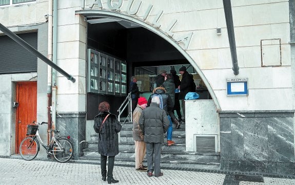 Las colas fueron continuas ayer por la mañana en el Príncipe para comprar los abonos de la nueva temporada de ópera.