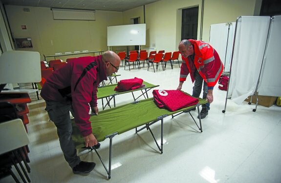 Cruz Roja adaptó ayer la sala para convertirla en albergue nocturno del dispositivo de frío. 