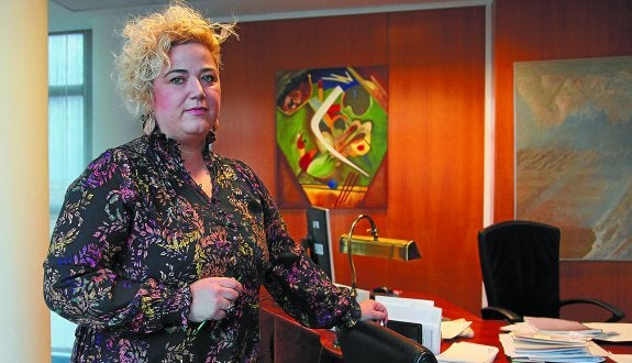 La diputada Maite Peña en su despacho del edificio Txara I, la sede de los servicios sociales forales.