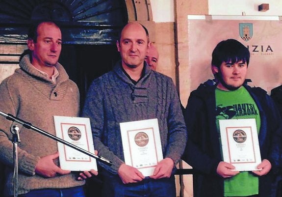 Galtzata baserriko Xixario Zalakain (erdian), saria eskutan duela.  