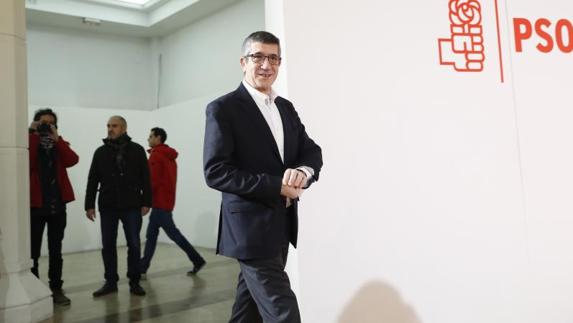 El exlehendakari Patxi López, a su llegada a la rueda de prensa que ha ofrecido para anunciar su decisión de presentarse como candidato a las primarias para secretario general del PSOE.