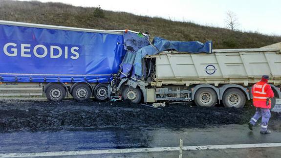 Los dos camiones accidentados en Cizur.
