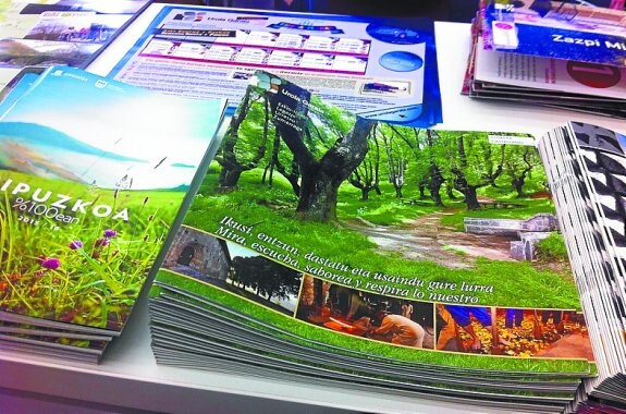 Algunos folletos con la información turística comarcal. 