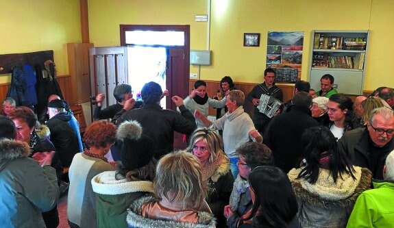 Ambiente. Música desde primera hora a cargo de los txistularis de Goiz Eresi, y en la sociedad hubo quien se animó a bailar al son de la trikitixa.