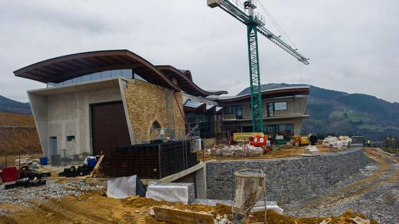 Izarmendi txakolindegian egiten da 'Hika' txakolina. Gutxi falta zaie lanak bukatzeko.