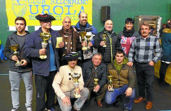 Los ganadores. Las parejas clasificadas primeras en el encuentro del sábado en el Ederrena. 