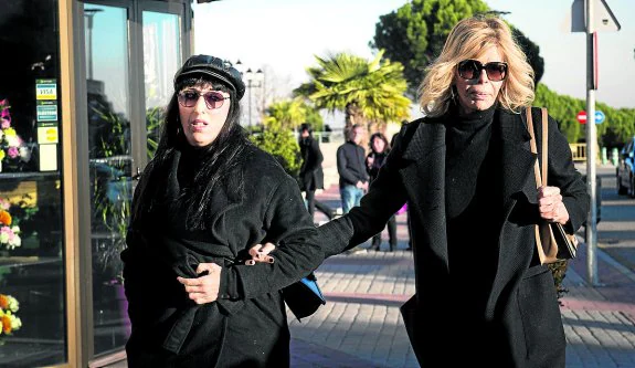 Rossy de Palma y Bibiana Fernández, a su llegada al tanatorio de La Paz. 