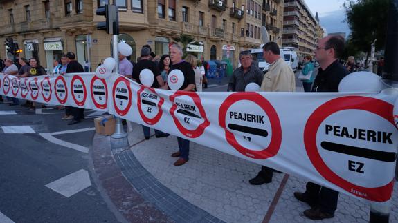 Protesta de los transportistas por los nuevos peajes para camiones. 