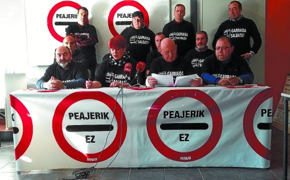 Ugalde y Muruamendiaraz, junto a sindicados a Hiru, ayer en la sede de Lasarte-Oria. 