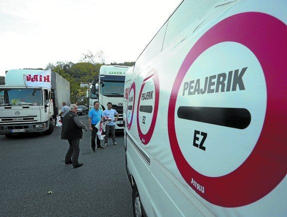 Transportistas contrarios a la implantación de un peaje en la N-1 se movilizan en acto de protesta.