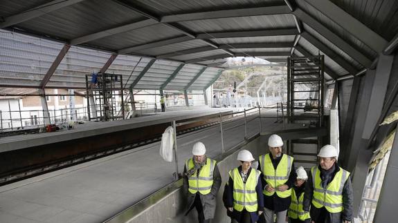 La consejera de Desarrollo Económico e Infraestructuras, Arantxa Tapia, y el alcalde de Donostia, Eneko Goia han visitado las obras de la estación de Loiola. 