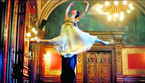 Lucía Lacarra y su pareja, Marlon Dino, bailan en los salones del palacio foral de Bizkaia.