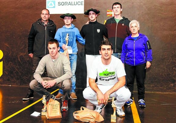 2016. Salaberri y Ugalde, campeones, junto a los finalistas Alberdi y Santxo y organizadores. 