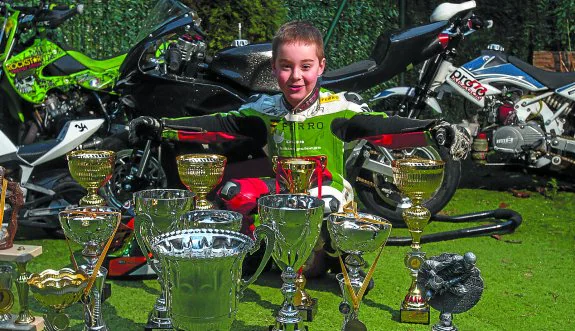 'Pelontxu'. Beñat, rodeado de trofeos, y acompañado por sus inseparables motos. 