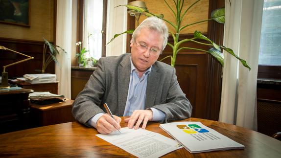 Asensio firma la adjudicación de la incineradora