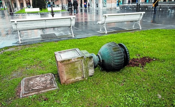 Derribo de jardineras en el Buen Pastor