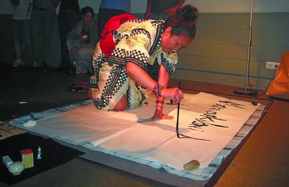 Kyoko Takechi realiza una demostración de la técnica artística de caligrafía japonesa, 'shodo'.