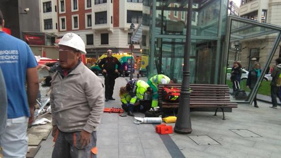 Algunos sanitarios socorren a uno de los heridos este jueves en la plaza Jado.. 