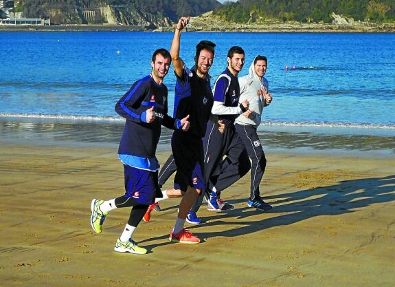 Optimismo. Lasa, Pino, Oroz y Úriz, entrenándose en la playa de La Concha.