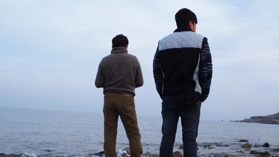 Jóvenes afganos se acercan a pescar a la costa cuando el tiempo lo permite para desconectar de la realidad de Moria 