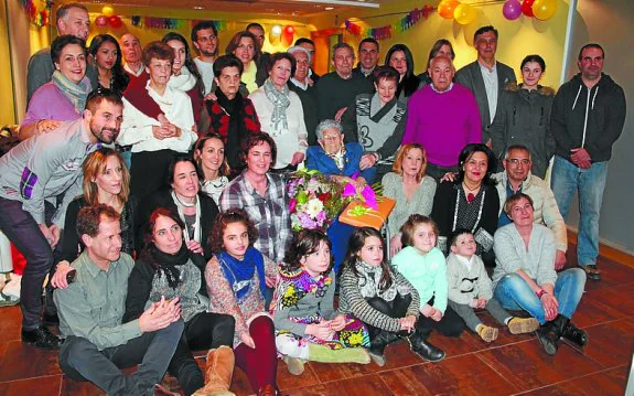 La centenaria rodeada de toda su familia en Villa Mirentxu 
