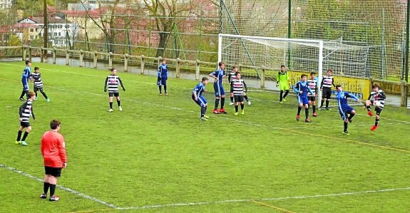 Matigoxotegi. Jugadores del Kostkas atacan el domingo la portería sobre la que la víspera no se lanzó el penalti.