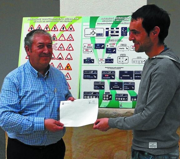 Agraciado. El concejal Mendieta entrega el premio a Iker Galdos. 