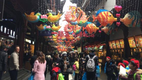 El bazar del exterior decorado por el fin de año chino