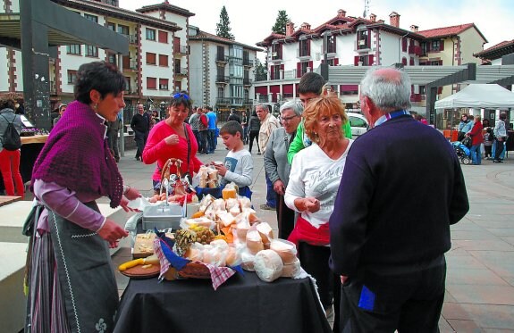 Venta de quesos en una Feria de Primavera de Elizondo. 