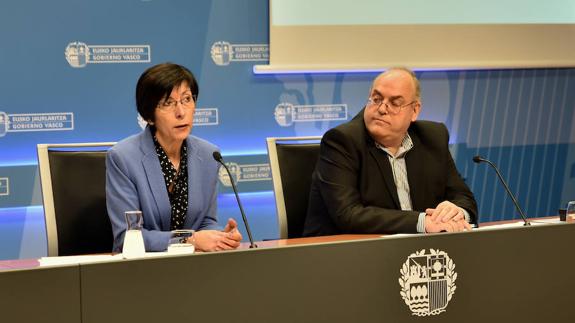 La consejera de Seguridad, Estefanía Beltrán de Heredia, y el representante de Vost Euskadi, Alberto Fernández.