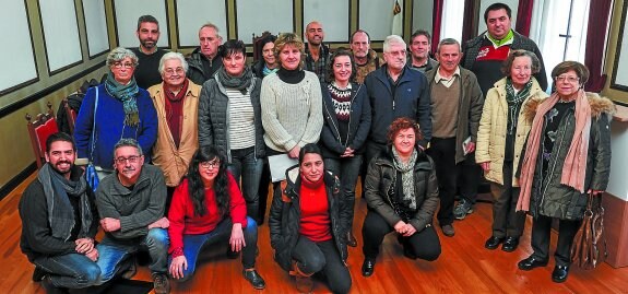 La alcaldesa y las concejales Izagirre y Láinez junto a representantes de las ong que han recibido subvención para sus proyectos. 
