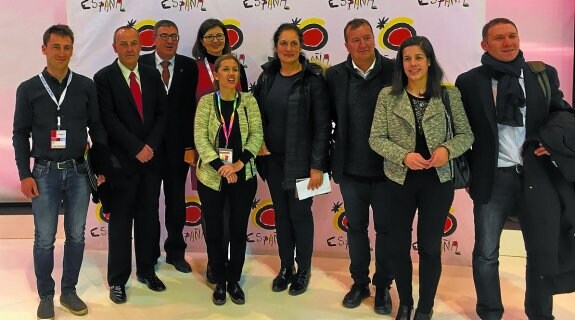 Uribe y Osinalde más otros representantes de destinos EDEN y de la Secretaría de Turismo en Fitur.