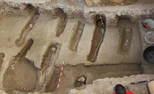 44 pertsonaren aztarnak aurkitu dituzte Tausteko nekropolian.