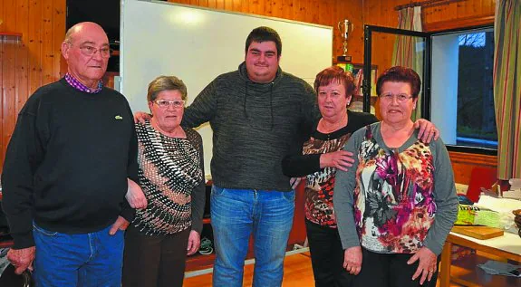 Miembros de la junta y Ander Izeta. 