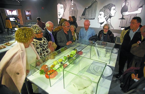 Figuras. Varios visitantes observan piezas de la exposición de Porcelanas Bidasoa. 