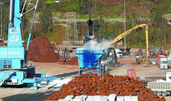Chatarra descargada esta misma semana en Pasaia con destino a las plantas guipuzcoanas de Arcelor.