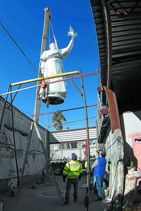 La escultura, de poco más de una tonelada, en pleno traslado. 