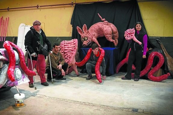 .Miembros de la comparsa de Don Jueves Gordo, esta semana en el Ferial; Josetxo Carceller 'Don Jueves Gordo', con muletas.