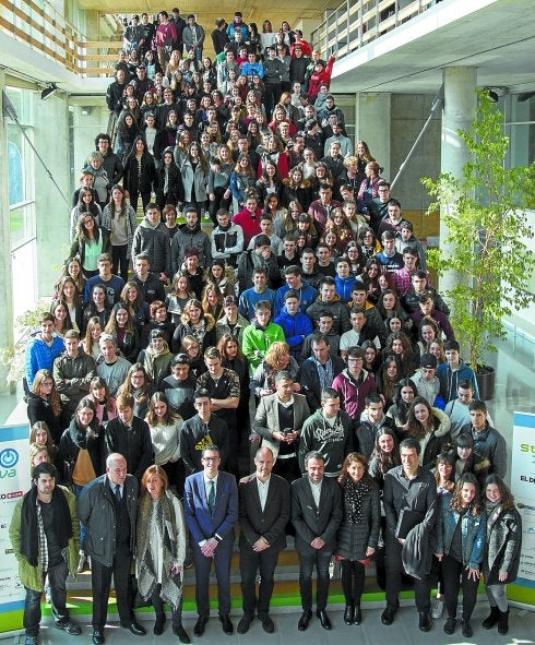 Impulsores, docentes y empresas mentoras junto con una representación de los jóvenes presentes en el acto.