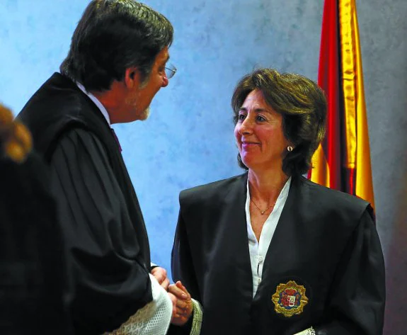 Carmen Adán saluda al presidente del Tribunal Superior vasco, Juan Luis Ibarra, en un acto judicial.