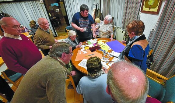 Actividades en el hogar del jubilado de Olaberria, donde uno de cada tres vecinos tiene más de 65 años. 