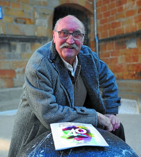 Juan Ortega lleva cuarenta años, desde la primera edición, al frente de las Jornadas de Teatro de Eibar.