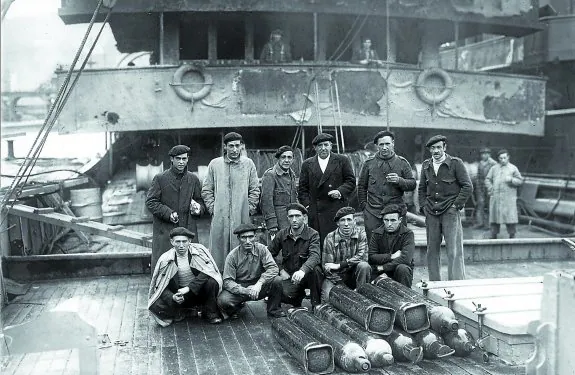 Recuerdos. Tripulantes del bou Gipuzkoa durante la reparación de los daños sufridos en Matxitxako. Debajo, cañón del Donostia y una de las naves en puerto.