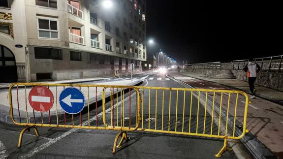 El Paseo Nuevo ha quedado cerrado a última hora de la tarde del lunes por el aviso naranja por olas