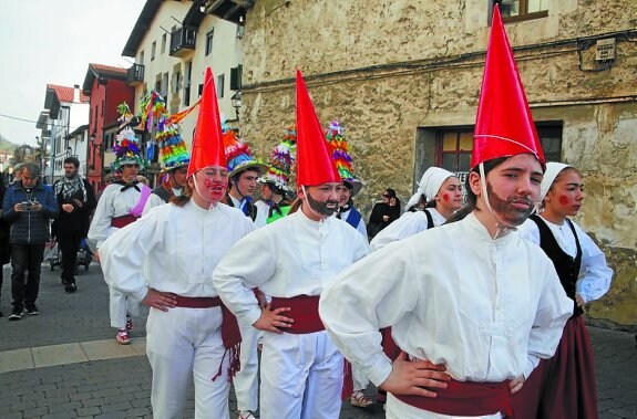 Los dantzaris de Astigar recorrieron desde Ergobia hasta Joseba Barandiaran plaza distintas zonas del municipio. 